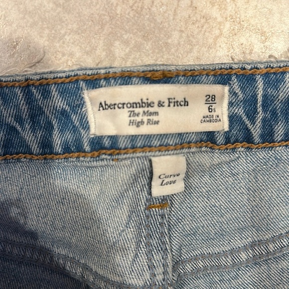 Abercrombie and Fitch Curve Love High Rise Mom Jeans Destroyed 6S - Picture 2 of 6